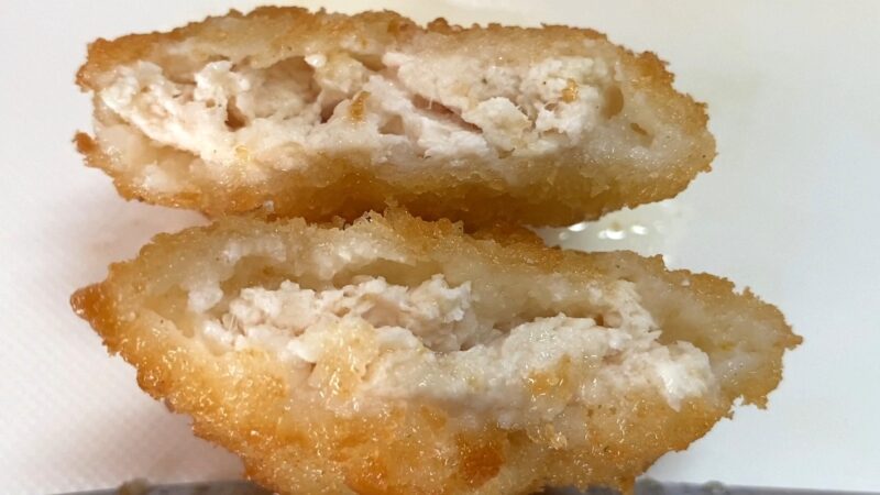 「鶏屋さんのチキンカツ」を半分に切った断面。衣はサクサクで、むね肉はしっとりやわらかく火が通っている様子がわかる。