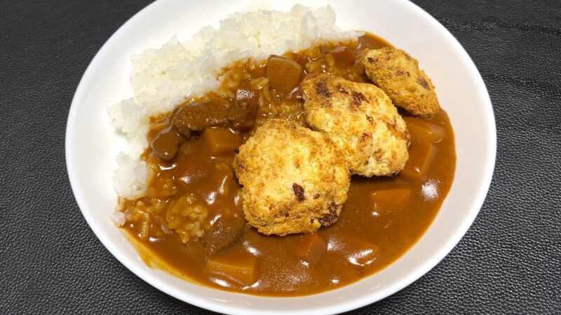 チキンカツをトッピングしたカレーライス。ノンフライ調理の衣がカレーのルーを吸ってしっとりとしている。