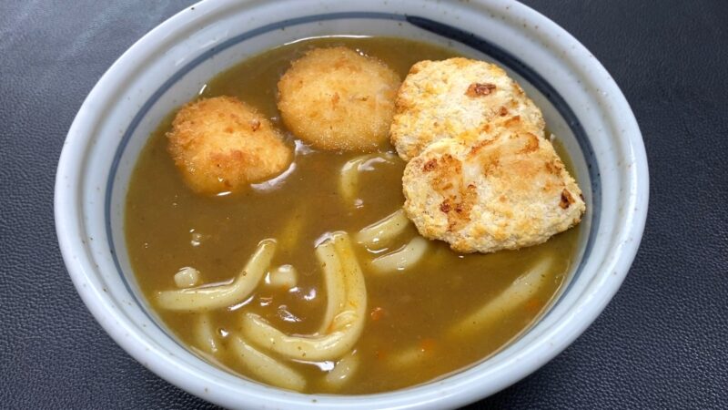 カレーうどんの上に「鶏屋さんのチキンカツ」をのせた一杯。揚げとノンフライの両方をトッピングし、ルーがよく絡んでいる。