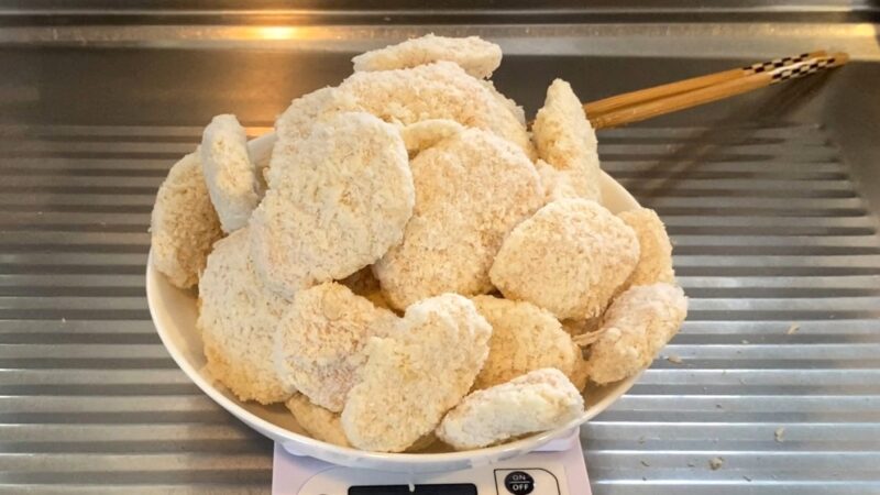 冷凍状態のチキンカツを皿に山盛りにした様子。衣の白いパン粉がふんわりとした見た目で、ボリューム感が伝わる。
