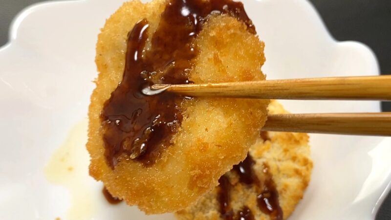 揚げたチキンカツにソースをかけ、箸で持ち上げた瞬間。衣がツヤツヤと光り、ソースがとろりと流れる。