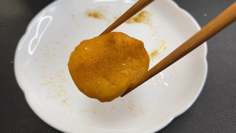 カレーパウダーをかけた国産チキンナゲット。スパイスの黄色い粉が全体に広がっている。