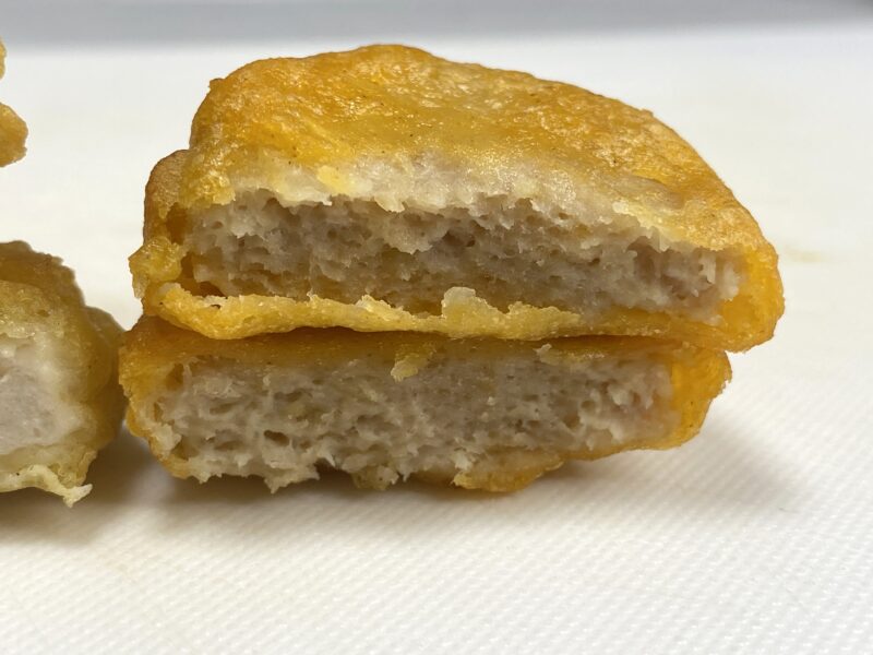 国産チキンナゲットの断面。中は白くふんわりとしたミンチで、衣は薄く軽い仕上がり