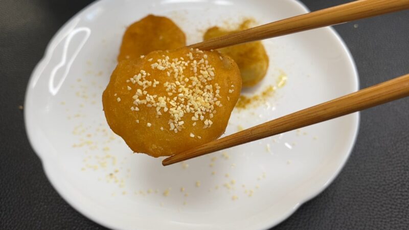 ガーリックパウダーをまぶした国産チキンナゲット。白い粉が衣に均一にかかっている。