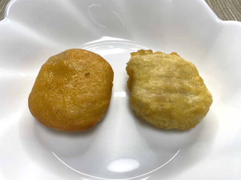 電子レンジで温めたチキンナゲットの比較。左が国産、右が別タイプのナゲット。国産はやや明るい色で、衣がしっとりした仕上がりになっている。
