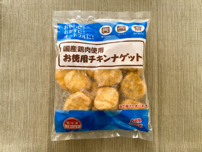 業務スーパーの「お徳用チキンナゲット(国産)」パッケージ。青と白のデザインで、「国産鶏肉使用」と大きく書かれている。