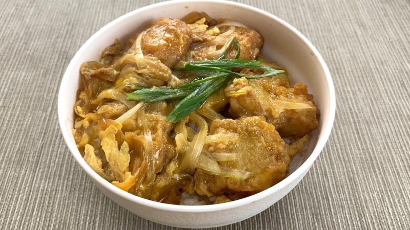 チキンナゲットで作った親子丼。卵と玉ねぎがとろっと絡み、上に青ねぎが添えられている。