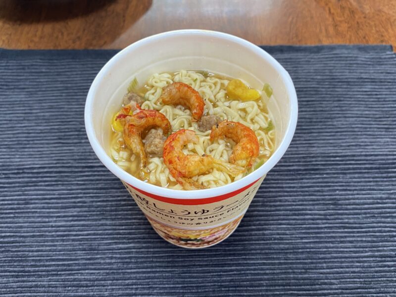 カップラーメンにザリガニの身をトッピングした様子。見た目はエビのようでインパクトがある。