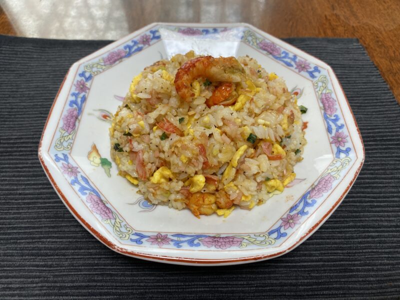 ザリガニの身を使った炒飯。赤い身と卵、ネギが混ざり、色鮮やかに仕上がっている。