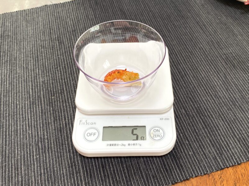 ザリガニの身を計量している様子。1尾分の可食部は約5グラムとわかる。