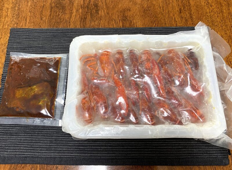 業務スーパーの冷凍ザリガニの中身。凍ったザリガニと、別袋の麻辣ソースが入っている。