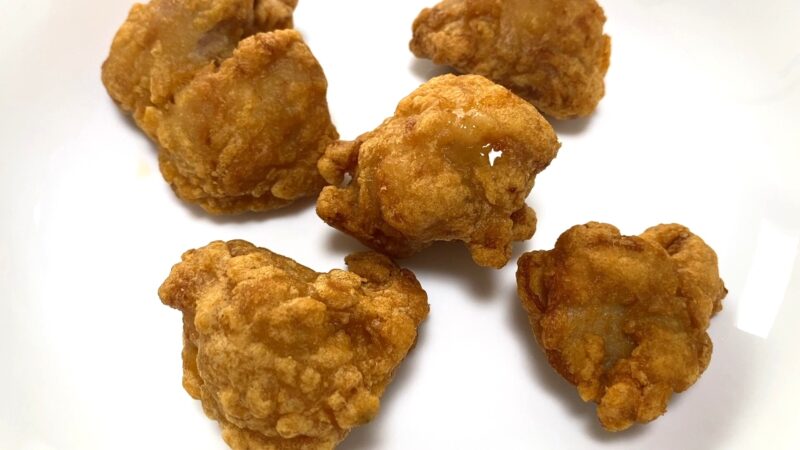 ノンフライヤーで加熱調理した業務スーパーの和風鶏もも唐揚げ5個。衣がサクッと膨らみ、均一にきつね色に仕上がっている。