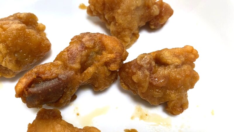 電子レンジで加熱した業務スーパーの和風鶏もも唐揚げ。衣がしっとりとした質感で、ツヤのある油分が表面に出ている。
