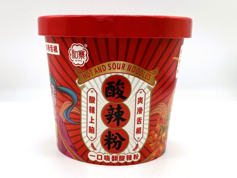 業務スーパーの「酸辣粉（サンラーフン）」パッケージ正面。真っ赤なカップに金色の文字で「HOT AND SOUR NOODLES」と書かれています。