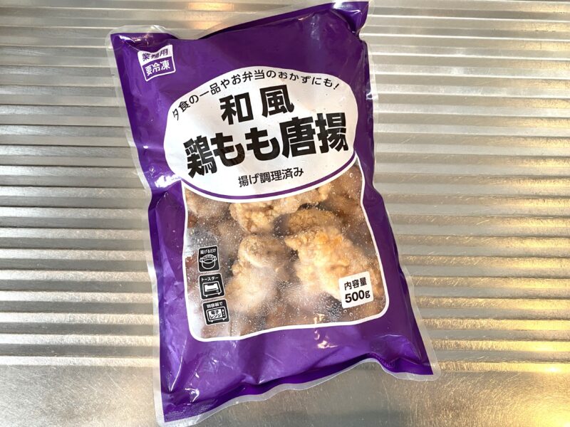 凍食品コーナーで販売されている業務スーパー「和風鶏もも唐揚げ」。パッケージには調理方法のアイコン(油・トースター・電子レンジ)が表示されている。