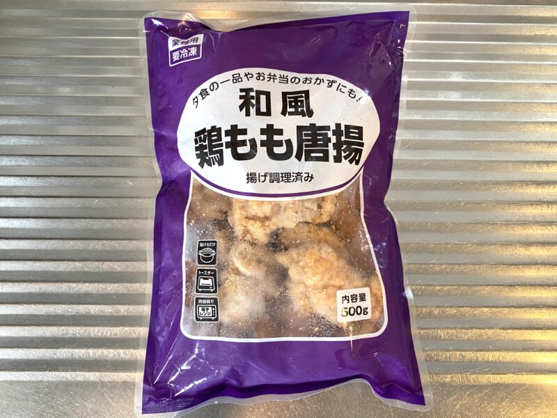業務スーパー「和風鶏もも唐揚げ」のパッケージ写真。冷凍状態で、紫色の袋に商品名が大きく記載されている。