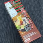 一蘭ラーメン博多細麺ストレートタイプの外箱。赤と緑のストライプが印象的なパッケージ。