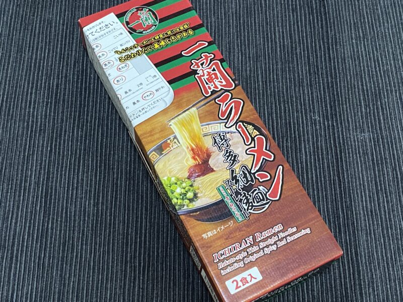一蘭ラーメン博多細麺ストレートタイプの外箱。赤と緑のストライプが印象的なパッケージ。