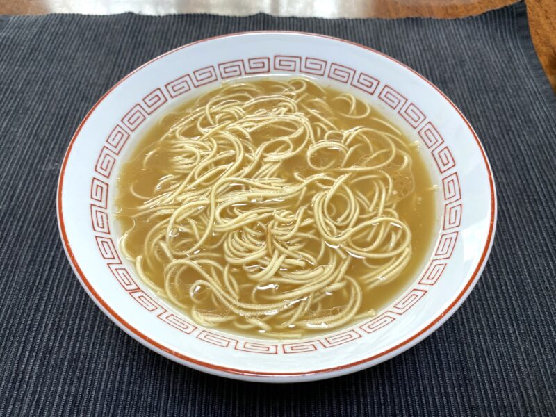 一蘭ラーメンを器に盛りつけた状態。スープの中に細麺が整って浮かぶ。