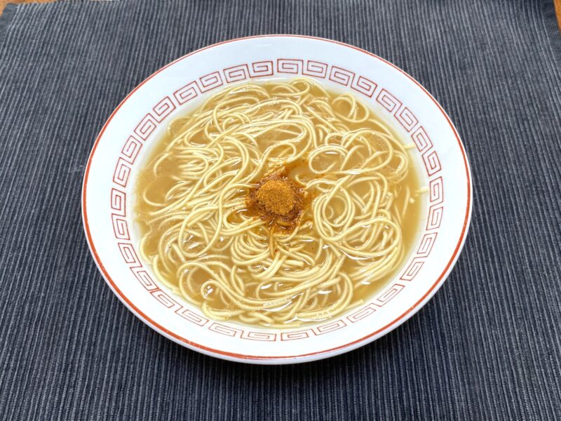 一蘭ラーメンの中央に赤い秘伝のたれを加えた完成写真。辛味が際立つ仕上がり。