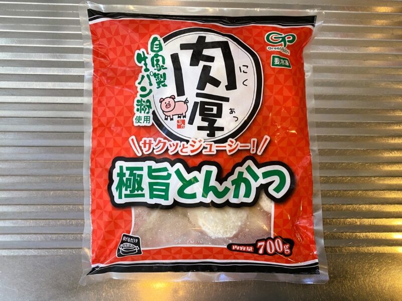 業務スーパー「肉厚 極旨とんかつ」のパッケージ。赤い袋に黒と白の大きな文字で「肉厚 極旨とんかつ」と書かれ、左上に「自家製生パン粉使用」と記載されている冷凍とんかつの商品画像。