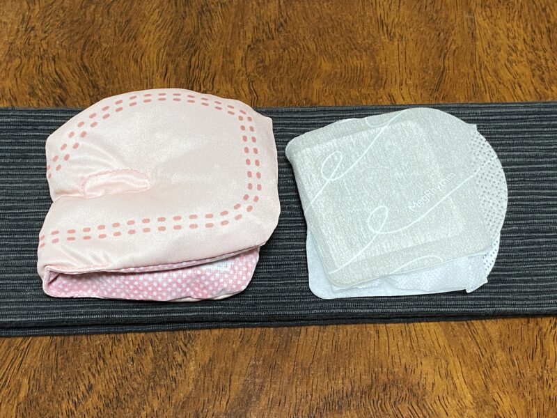 めぐリズムとあずきのチカラを並べて比較した写真。サイズや厚みの違いが一目で分かる。