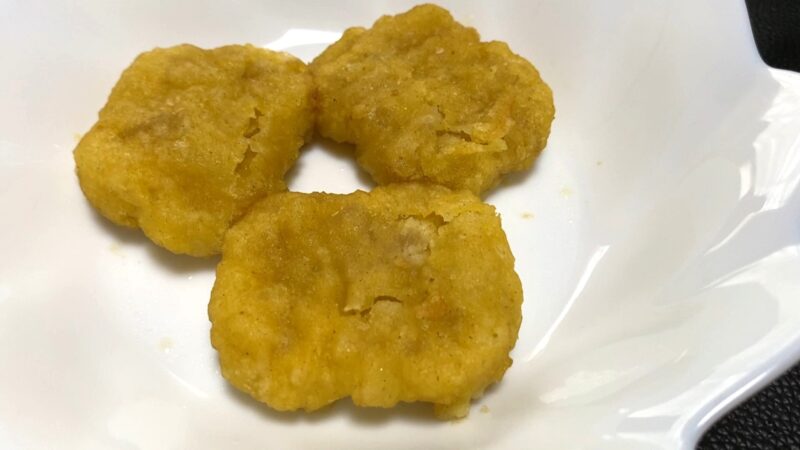電子レンジで温めたチキンナゲット。衣がしっとりとして柔らかく、全体的にやや淡い色合いの仕上がり。