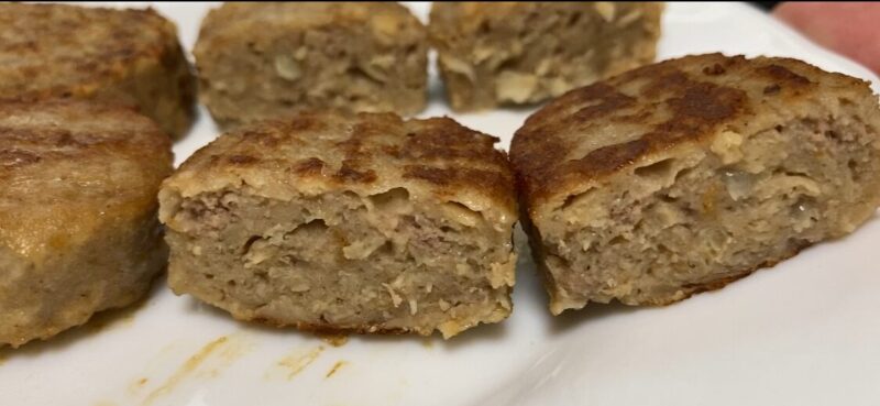 焼上ミニハンバーグの断面アップ。肉と玉ねぎがぎっしり詰まり、ふっくらジューシーな仕上がり。