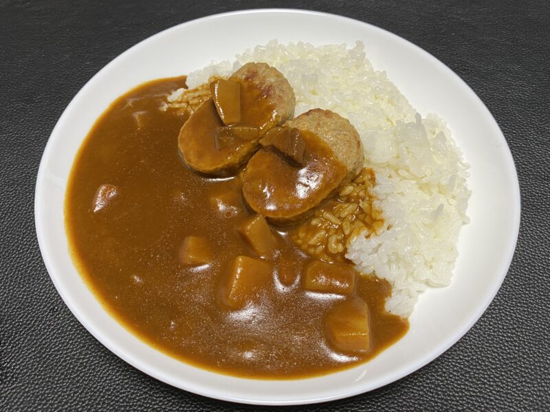 焼上ミニハンバーグをトッピングしたカレーライス。コクのあるルーと肉の旨味がよく合う。