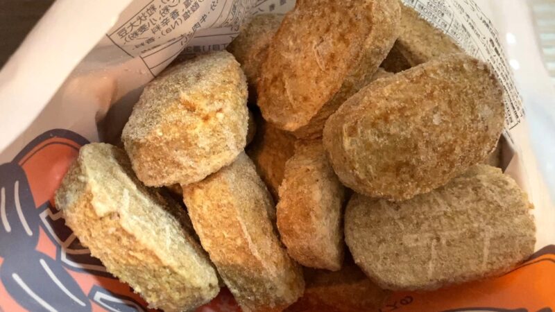 業務スーパー「焼上ミニハンバーグ」の冷凍パックを開封した状態。中には一口サイズのハンバーグがたっぷり入っています。