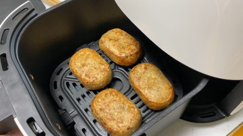ノンフライヤーで調理中の業務スーパー焼上ミニハンバーグ