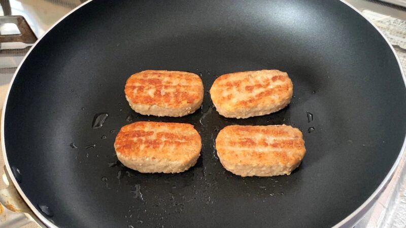 フライパンで焼いている業務スーパーの焼上ミニハンバーグ