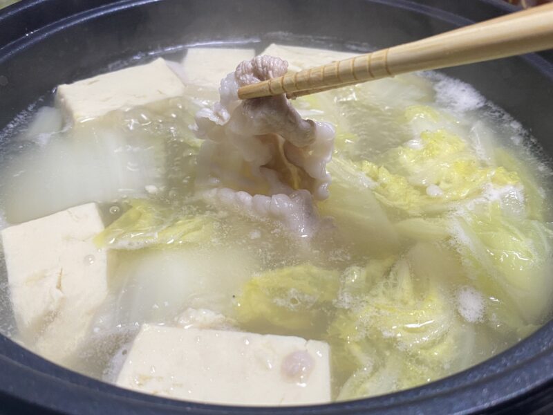 白菜と豆腐、豚肉を煮込んだ鍋料理。やさしい色合いのスープが食材を包み、冬にぴったりの一品。