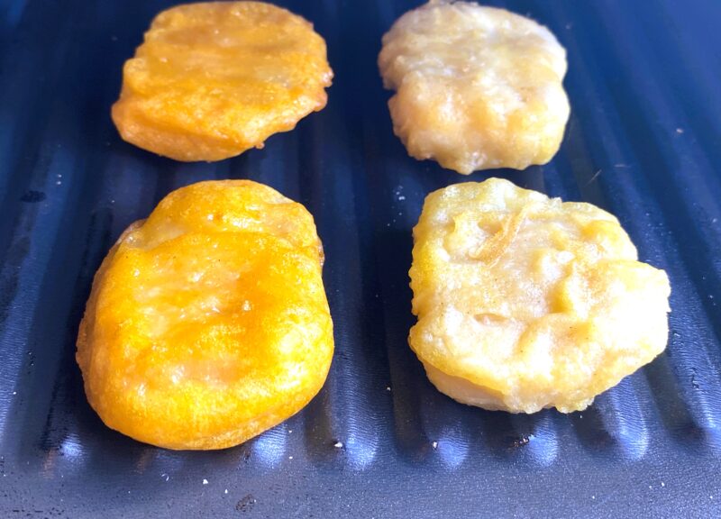 オーブントースターで焼いたチキンナゲット。表面に焼き色が付き、油調理に近い香ばしさのある見た目。