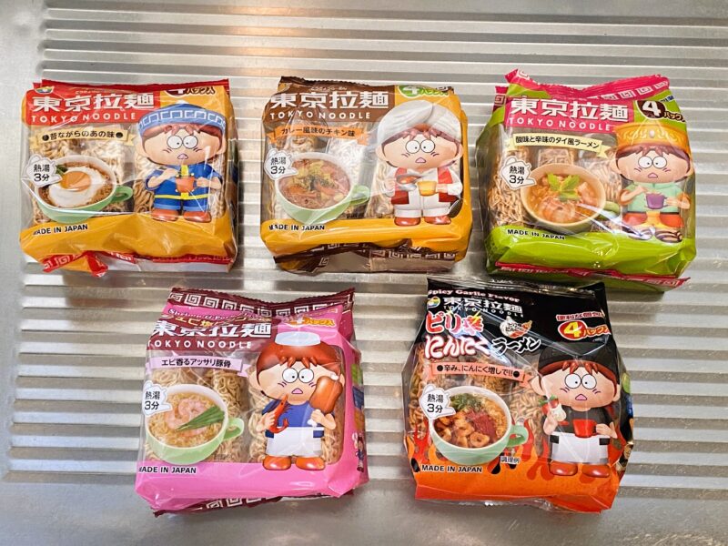 東京拉麺シリーズ5種類を並べた写真。チキン・カレー・トムヤンクン・エビ塩とんこつ・ピリ辛にんにくのパッケージが並んでいる。