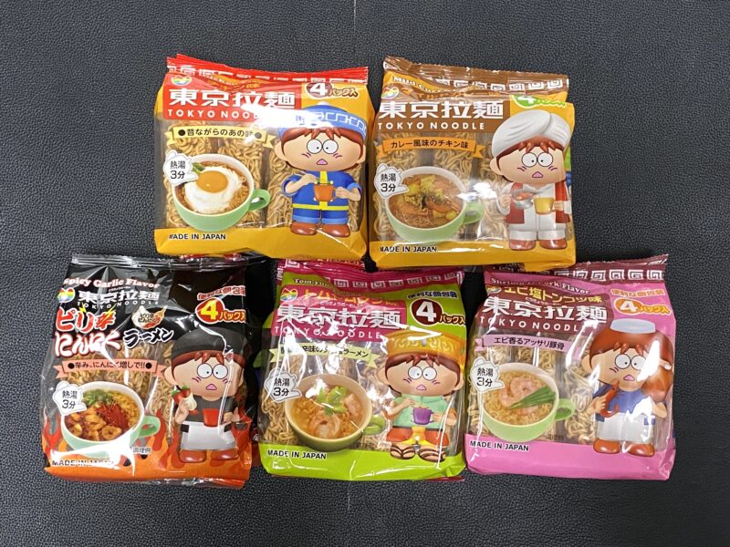 東京拉麺シリーズ5種類(チキン味、マイルドカレー味、トムヤンクン味、エビ塩トンコツ味、ピリ辛にんにく味)のパッケージを並べた写真。キャラクターのデザインや色の違いで味が一目で分かる。
