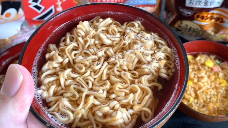 東京拉麺チキン味を器に盛った状態。醤油色のスープに麺がしっかり浸かり、昔ながらのラーメンを思わせる見た目。