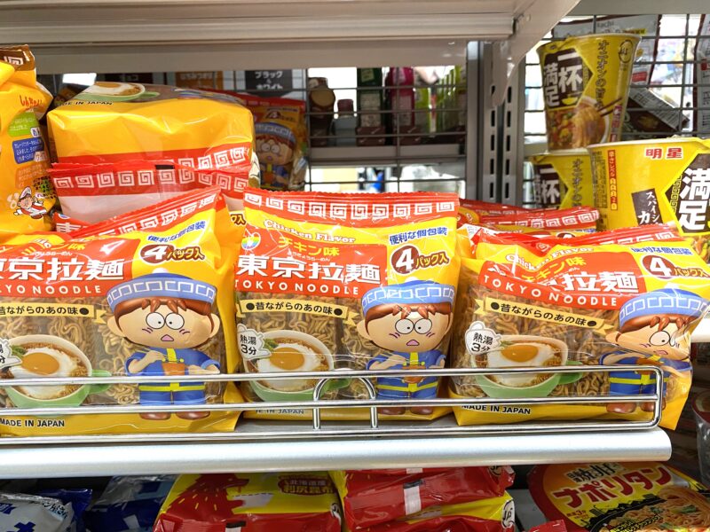 東京拉麺チキン味の売り場アップ写真。黄色いパッケージが並び、昔ながらのキャラクターが描かれている。