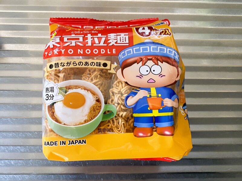 東京拉麺チキン味のパッケージ。赤と黄色のデザインで、青い中華服のキャラクターと目玉焼きがのったラーメンの写真が描かれている。