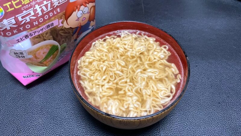 東京拉麺エビ塩トンコツ味を器に盛った状態。淡いスープに細めの麺が浮かび、やさしい豚骨の香りが漂う見た目。
