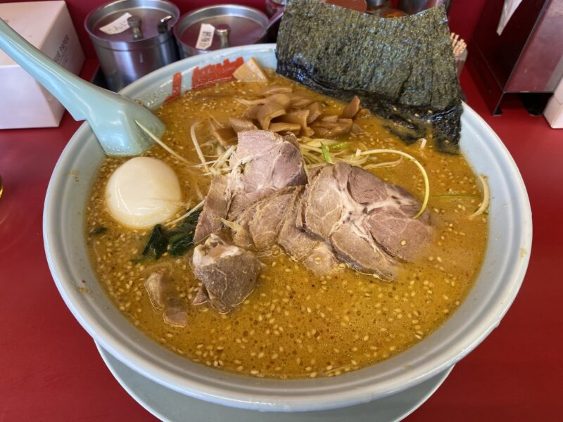 山岡家の特製味噌ネギチャーシュー中盛り。味付け卵、メンマ、コロチャーシューがトッピングされたボリューム満点の一杯。