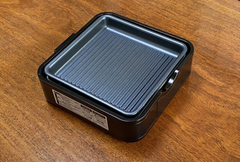 山善ホットプレート YHC-W601 の波型プレート装着時。小型サイズでテーブルの上に置いても周囲に余裕があり、省スペースで使いやすいデザイン。