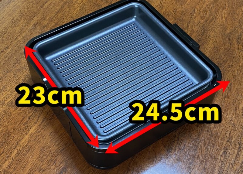 山善ホットプレート YHC-W601 のサイズ感を示す画像。幅24.5cm・奥行23cmの省スペース設計で、狭いテーブルにも置きやすい。