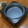山善ホットプレート YHC-W601 の本体とガラス蓋。シンプルで無駄のないデザインが特徴で、卓上にも置きやすいコンパクトサイズ。