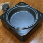 山善ホットプレート YHC-W601 の本体とガラス蓋。シンプルで無駄のないデザインが特徴で、卓上にも置きやすいコンパクトサイズ。