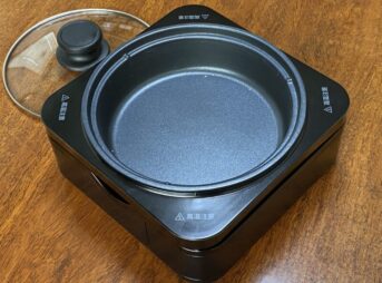 山善ホットプレート YHC-W601 の本体とガラス蓋。シンプルで無駄のないデザインが特徴で、卓上にも置きやすいコンパクトサイズ。