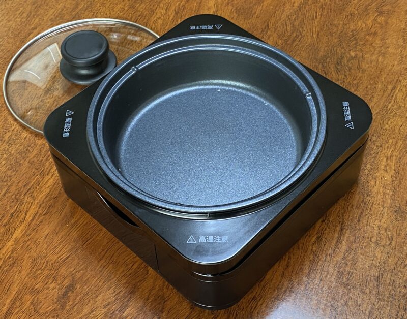 山善ホットプレート YHC-W601 の本体とガラス蓋。シンプルで無駄のないデザインが特徴で、卓上にも置きやすいコンパクトサイズ。