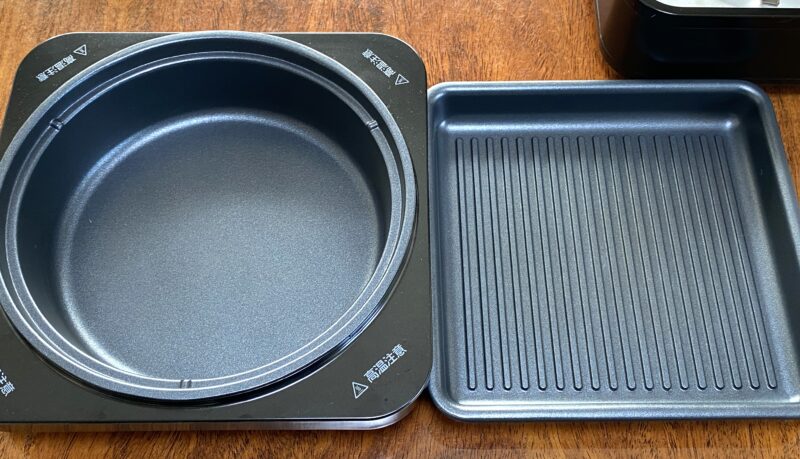 山善ホットプレート YHC-W601 の鍋プレートと波型プレートを並べた様子。2種類のプレートが付属し、煮る・焼く調理に対応。