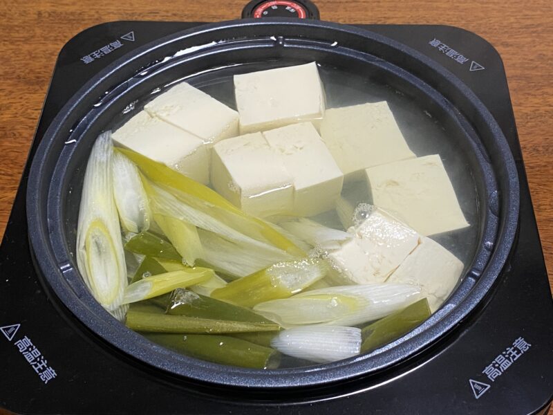 山善ホットプレート YHC-W601 の鍋プレートで作った湯豆腐。豆腐と長ねぎがしっかり温まり、卓上でアツアツを楽しめる