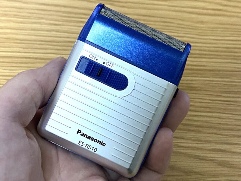 Panasonicの小型シェーバー。安価で魅力的だが電池式。エネループで稼働できる。